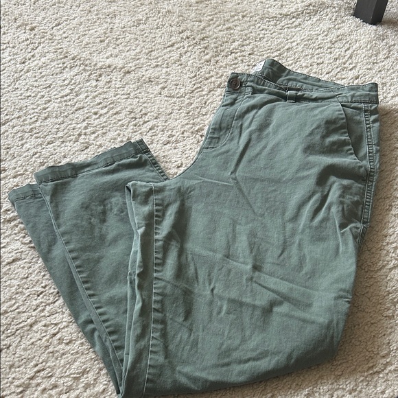 GAP Women’s Olive Chinos - Picture 5 of 5